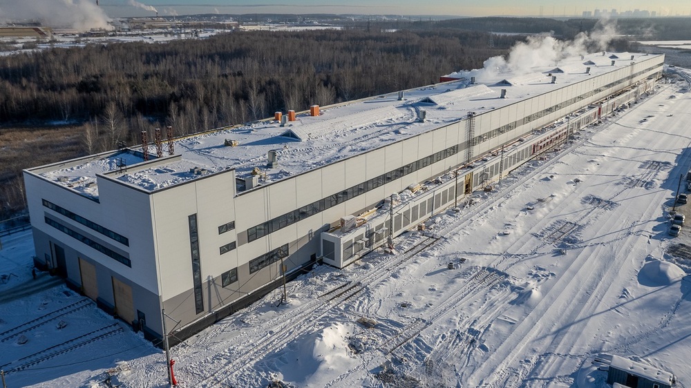 В корпусе для пусконаладки высокоскоростных поездов начат монтаж технологического оборудования