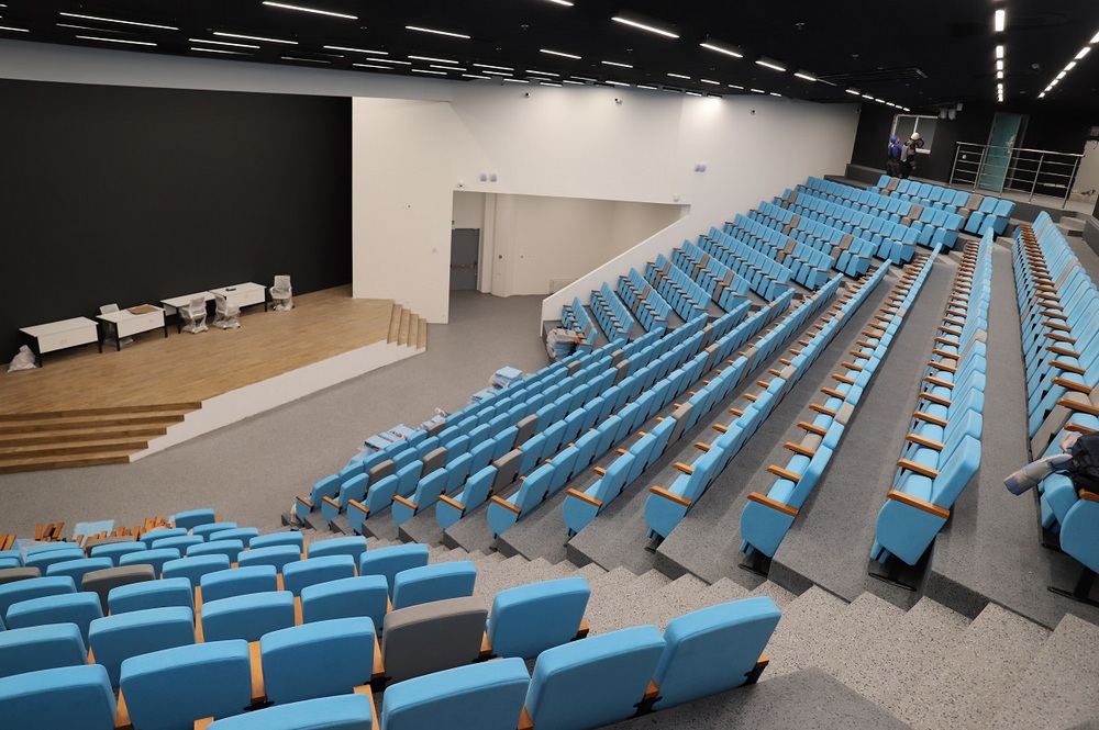 В институте экономики и управления гостям продемонстрировали конференц-зал на 500 мест